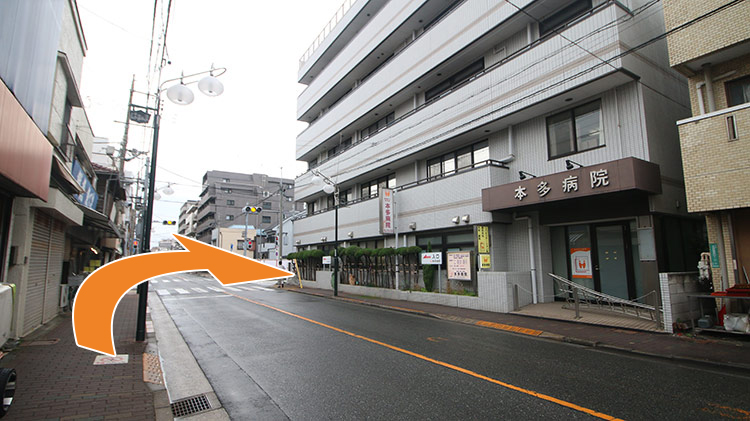 前方の信号を右に渡ります。