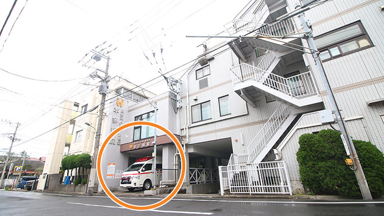 信号を渡ったこちらが当院入口です。